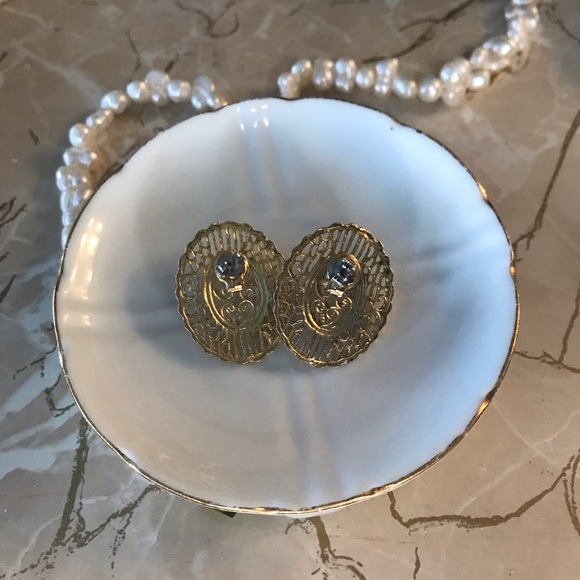 Vintage Victorian Flower Earrings 🌷🤍 - Picture 2 of 2